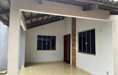 Imagem: A casa possui 3 Dormitórios, 3 Banheiros, 2 Vagas na garagem