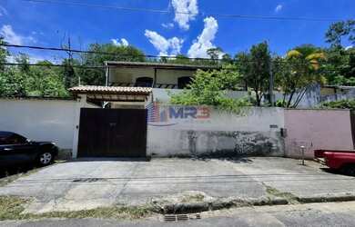 Imagem: A casa possui 4 Dormitórios, 4 Banheiros, 5 Vagas na garagem