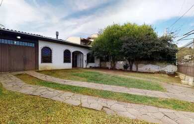 Imagem: A casa possui 4 Dormitórios, 4 Banheiros, 5 Vagas na garagem