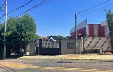 Imagem: A casa possui 2 Dormitórios, 3 Banheiros, 1 Vaga na garagem