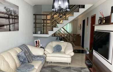 Imagem: A casa possui 3 Dormitórios, 3 Banheiros, 3 Vagas na garagem