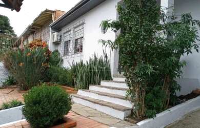 Imagem: A casa possui 3 Dormitórios, 1 Banheiro, 3 Vagas na garagem