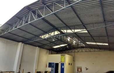 Imagem: O depósito possui 5 Vagas na garagem e 240m² de Área e está