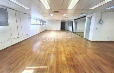 Imagem: O depósito para alugar possui 4 Vagas na garagem e 225m² de