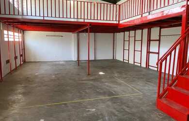 Imagem: O depósito possui 4 Vagas na garagem, 320m² de Área e está