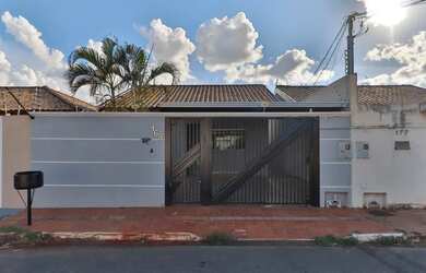 Imagem: A casa possui 2 Dormitórios, 1 Banheiro, 1 Vaga na garagem