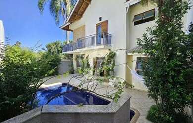 Imagem: A casa possui 4 Dormitórios, 5 Banheiros, 4 Vagas na garagem