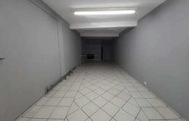 Imagem: O depósito possui 2 Vagas na garagem, 61m² de Área e está