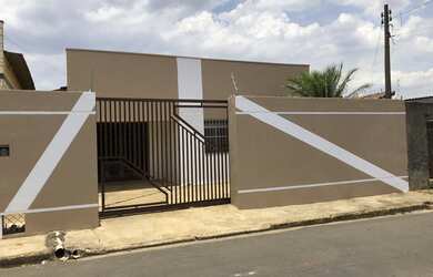 Imagem: A casa possui 3 Dormitórios, 2 Vagas na garagem, 300m² de