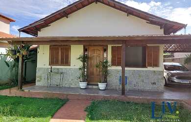 Imagem: A casa possui 3 Dormitórios, 2 Banheiros, 2 Vagas na garagem