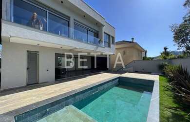 Imagem: A casa em condomínio possui 4 Dormitórios, 4 Banheiros, 4