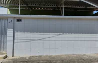 Imagem: A casa possui 3 Dormitórios, 2 Banheiros, 2 Vagas na garagem