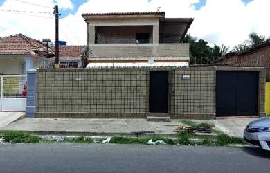 Imagem: A casa possui 4 Dormitórios, 2 Banheiros, 5 Vagas na garagem