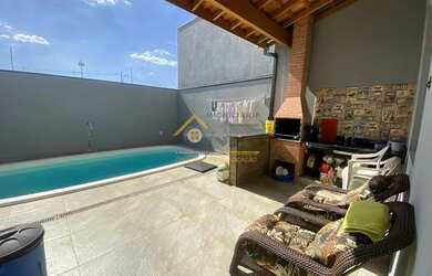 Imagem: A casa possui 2 Dormitórios, 1 Banheiro, 3 Vagas na garagem