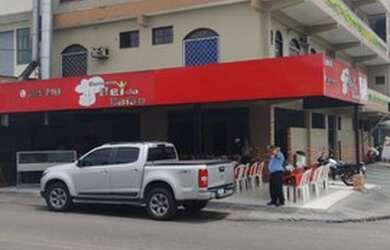 Imagem: A casa possui 3 Dormitórios, 2 Banheiros, 2 Vagas na garagem