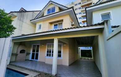 Imagem: A casa em condomínio possui 4 Dormitórios, 4 Banheiros, 2