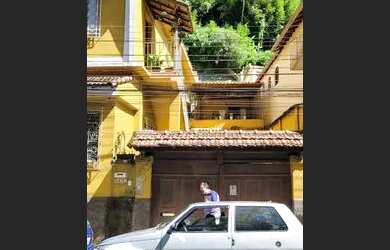 Imagem: A casa à venda possui 5 Dormitórios, 5 Banheiros, 4 Vagas