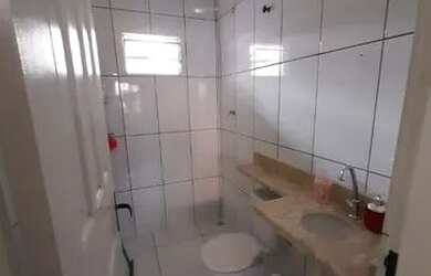 Imagem: A casa possui 3 Dormitórios, 2 Banheiros, 2 Vagas na garagem