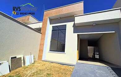 Imagem: A casa possui 3 Dormitórios, 2 Banheiros, 2 Vagas na garagem