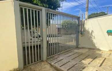 Imagem: A casa possui 3 Dormitórios, 3 Banheiros e 142m² de Área