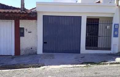 Imagem: A casa possui 3 Dormitórios, 2 Banheiros, 1 Vaga na garagem