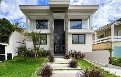 Imagem: A casa possui 4 Dormitórios, 5 Banheiros, 4 Vagas na garagem