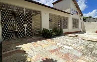 Imagem: A casa possui 3 Dormitórios, 1 Banheiro, 5 Vagas na garagem