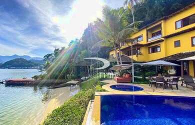 Imagem: A casa em condomínio possui 5 Dormitórios, 5 Banheiros e 1000m²