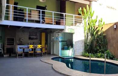 Imagem: A casa possui 3 Dormitórios, 1 Banheiro, 2 Vagas na garagem