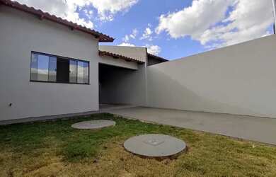 Imagem: A casa possui 3 Dormitórios, 1 Banheiro, 2 Vagas na garagem