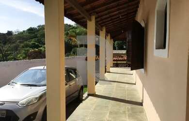 Imagem: A casa possui 3 Dormitórios, 2 Banheiros, 4 Vagas na garagem