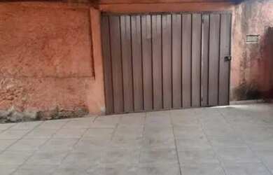 Imagem: A casa possui 3 Dormitórios, 1 Banheiro, 2 Vagas na garagem