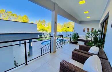 Imagem: A casa em condomínio possui 4 Dormitórios, 5 Banheiros, 4