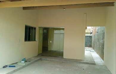 Imagem: A casa possui 3 Dormitórios, 2 Banheiros, 2 Vagas na garagem