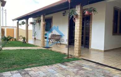 Imagem: A casa possui 3 Dormitórios, 1 Banheiro, 3 Vagas na garagem