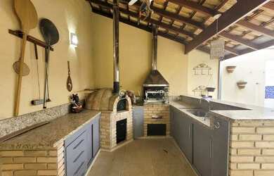 Imagem: A casa em condomínio possui 4 Dormitórios, 3 Banheiros, 2