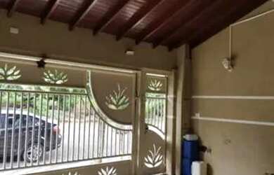 Imagem: A casa possui 3 Dormitórios, 2 Banheiros, 165m² de Área e