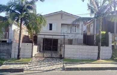 Imagem: A casa possui 2 Dormitórios, 1 Banheiro, 2 Vagas na garagem