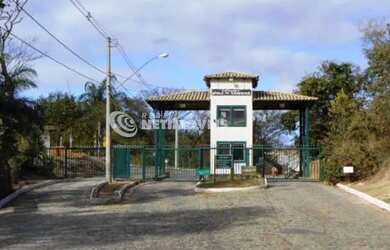 Imagem: A casa em condomínioe possui 4 Dormitórios, 2 Banheiros, 140-0m²