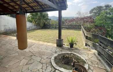 Imagem: A casa possui 3 Dormitórios, 2 Banheiros, 2 Vagas na garagem