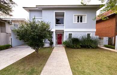 Imagem: A casa possui 4 Dormitórios, 5 Banheiros, 4 Vagas na garagem