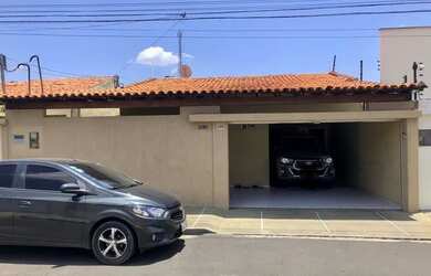 Imagem: A casa possui 4 Dormitórios, 3 Banheiros, 4 Vagas na garagem