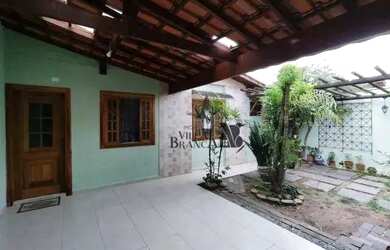 Imagem: A casa possui 3 Dormitórios, 3 Banheiros, 2 Vagas na garagem