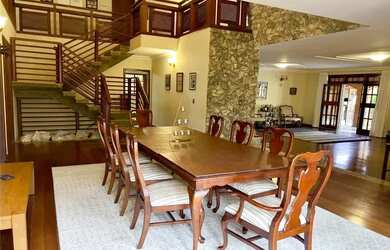 Imagem: A casa possui 5 Dormitórios, 5 Banheiros, 636m² de Área e