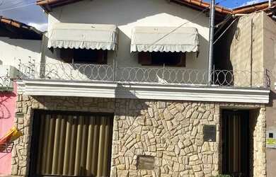 Imagem: A casa possui 5 Dormitórios, 5 Banheiros, 2 Vagas na garagem