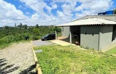 Imagem: A casa possui 2 Dormitórios, 1 Banheiro, 2 Vagas na garagem