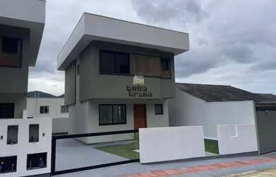 Imagem: A casa possui 3 Dormitórios, 2 Banheiros, 1 Vaga na garagem