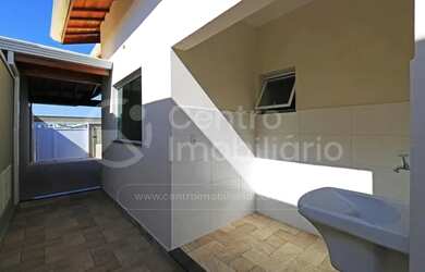 Imagem: A casa possui 2 Dormitórios, 2 Banheiros, 2 Vagas na garagem