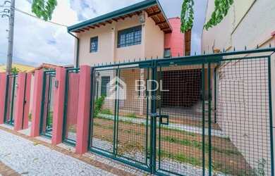 Imagem: A casa possui 3 Dormitórios, 5 Banheiros, 3 Vagas na garagem