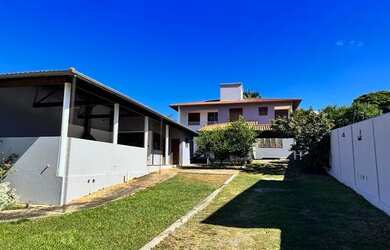 Imagem: A casa possui 4 Dormitórios, 5 Banheiros, 5 Vagas na garagem